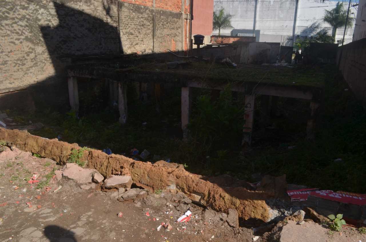 Camacã: Prefeitura derruba muro da rua Carlos Gomes para nova via de acesso
